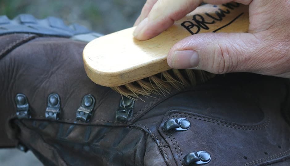 Как вывести плесень с обуви